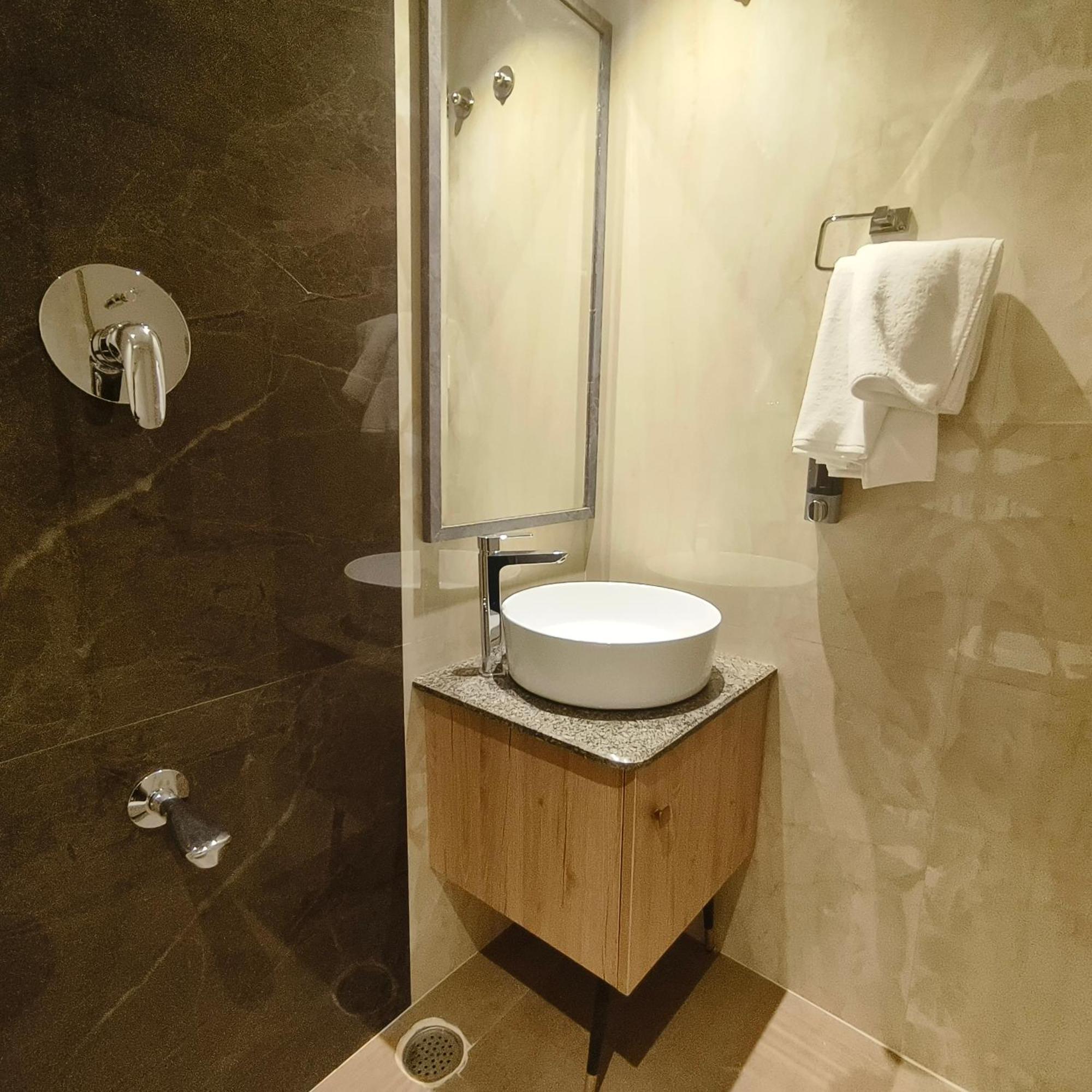 Olive Hotel Le Opera By Embassy Group Bangalore Extérieur photo