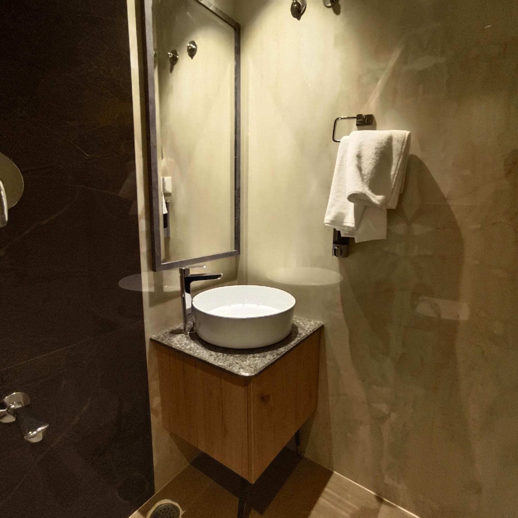 Olive Hotel Le Opera By Embassy Group Bangalore Extérieur photo