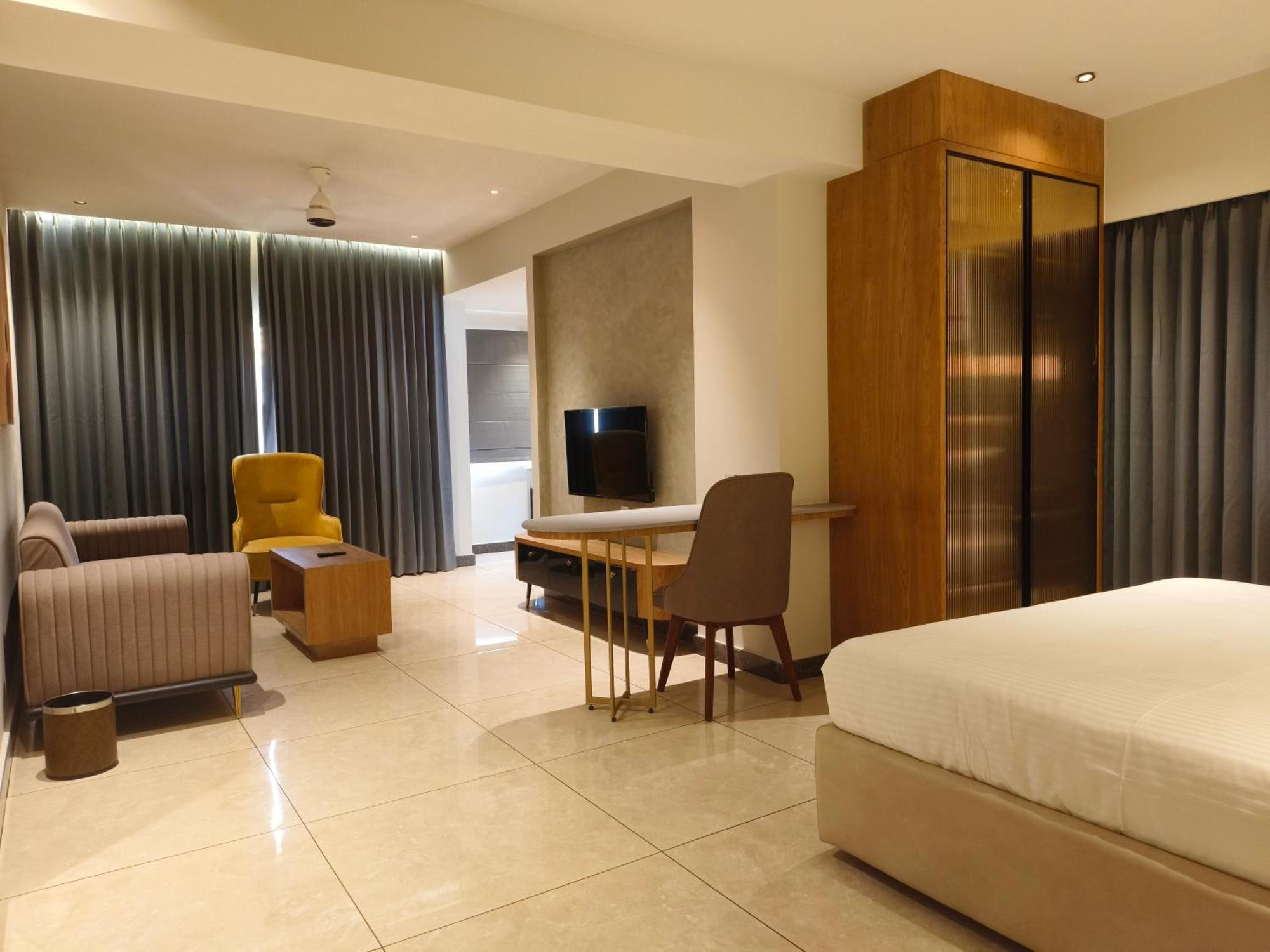 Olive Hotel Le Opera By Embassy Group Bangalore Extérieur photo