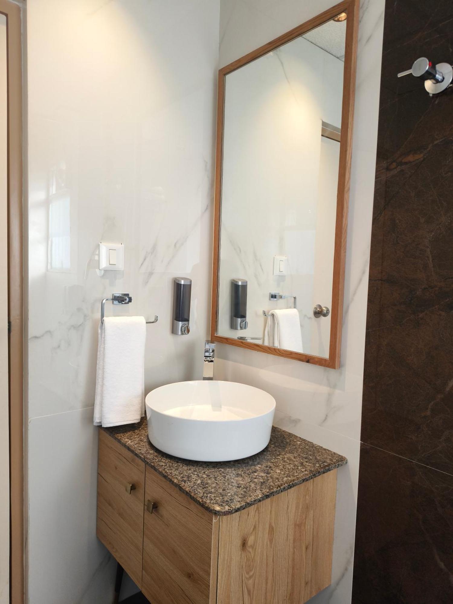 Olive Hotel Le Opera By Embassy Group Bangalore Extérieur photo