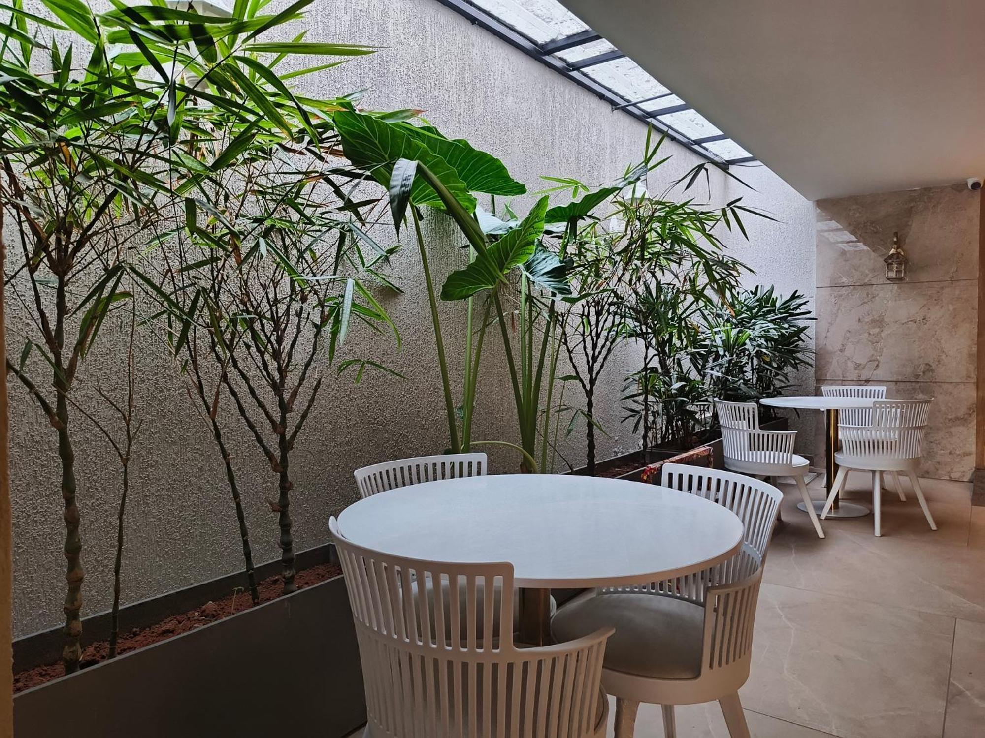 Olive Hotel Le Opera By Embassy Group Bangalore Extérieur photo